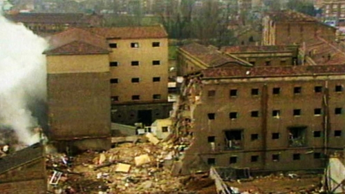 Estado de la casa cuartel de Zaragoza tras el atentado de 1987, en el que murieron 11 personas, entre ellas cinco niñas. Estado de la casa cuartel de Zaragoza tras el atentado de 1987, en el que murieron 11 personas, entre ellas cinco niñas.