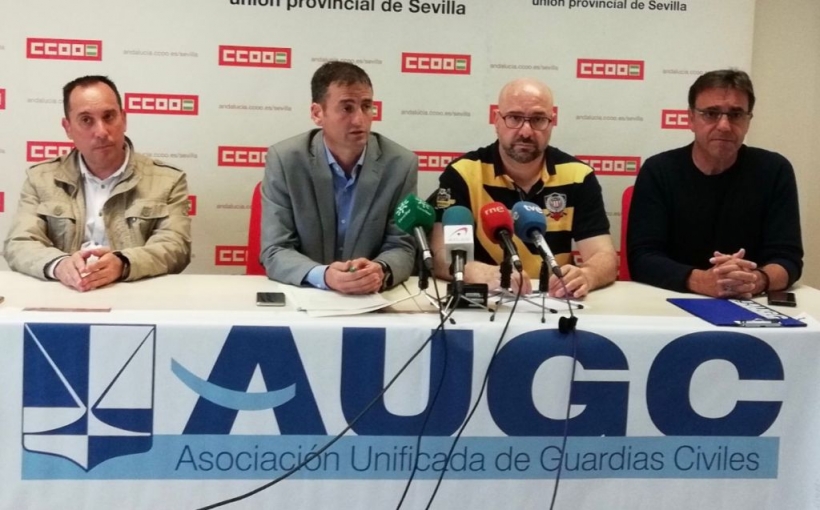 Los representantes de AUGC, durante la rueda de prensa. De izquierda a derecha: José Manuel Manso, secretario general de la delegación de Sevilla; Juan Fernández, portavoz nacional; José Encinas, responsable de la delegación de Cádiz; y Javier Torrellas, Los representantes de AUGC, durante la rueda de prensa. De izquierda a derecha: José Manuel Manso, secretario general de la delegación de Sevilla; Juan Fernández, portavoz nacional; José Encinas, responsable de la delegación de Cádiz; y Javier Torrellas,