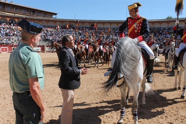Un guardia civil en un festejo taurino. Un guardia civil en un festejo taurino.