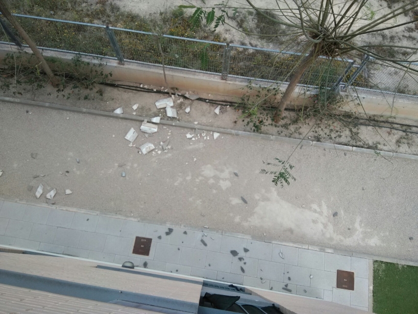 Vista de los restos desprendidos de la fachada. Vista de los restos desprendidos de la fachada.