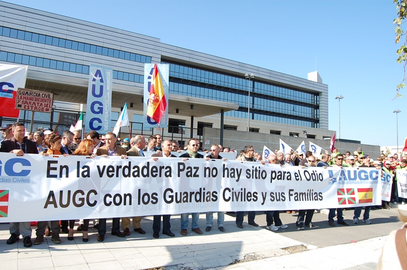 Imagen de la concentración organizada por AUGC en 2011 en Victoria ante la sede del Gobierno vasco. Imagen de la concentración organizada por AUGC en 2011 en Victoria ante la sede del Gobierno vasco.