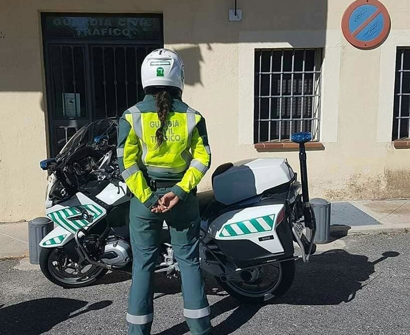 Una agente de la Agrupación de Tráfico de la Guardia Civil. Una agente de la Agrupación de Tráfico de la Guardia Civil.