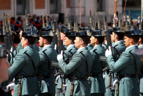 Guardias civiles desfilando. Guardias civiles desfilando.