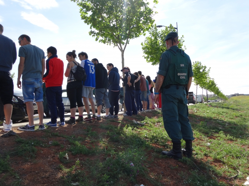 Un guardia civil vigila durante una prueba deportiva. Un guardia civil vigila durante una prueba deportiva.