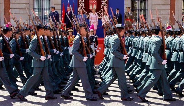 Muchos altos mandos siguen sin asumir la cultura democrática de la sociedad. Muchos altos mandos siguen sin asumir la cultura democrática de la sociedad.