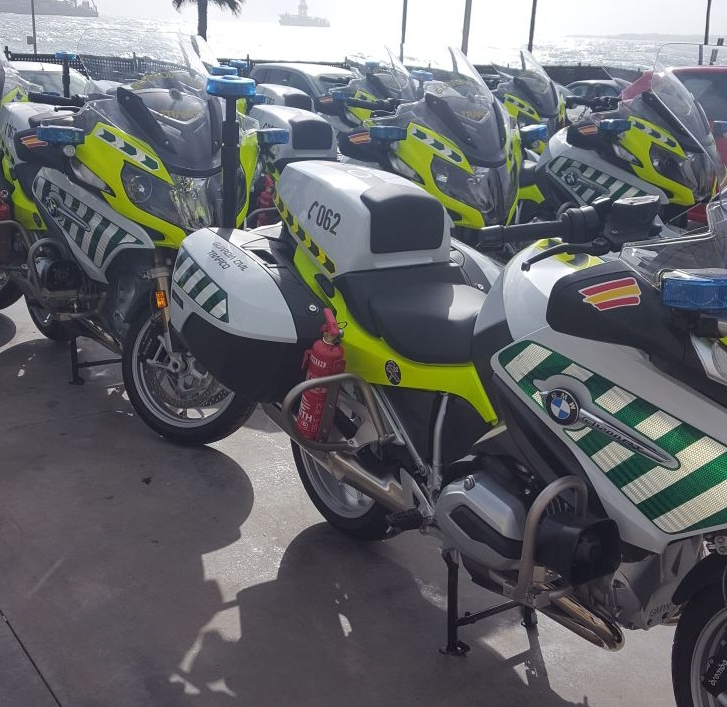 Motocicletas de la Guardia Civil con el extintor fijado a un lateral. Motocicletas de la Guardia Civil con el extintor fijado a un lateral.