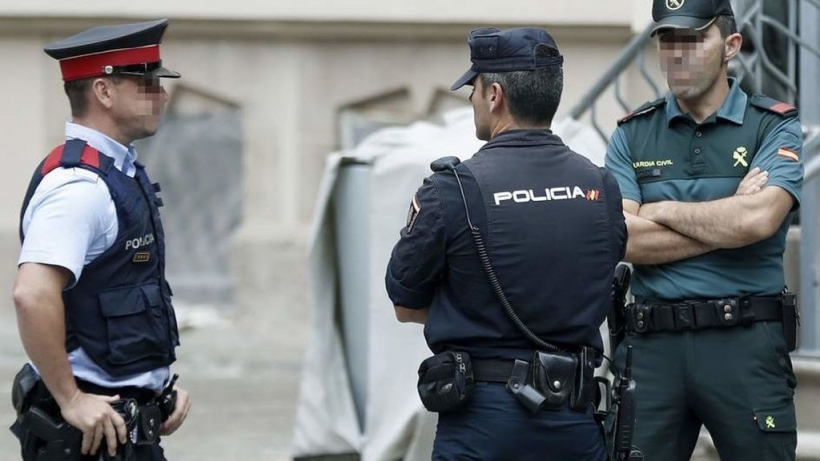 Un mosso, un policÃa nacional y un guardia civil, las mismas funciones, distinto salario.
