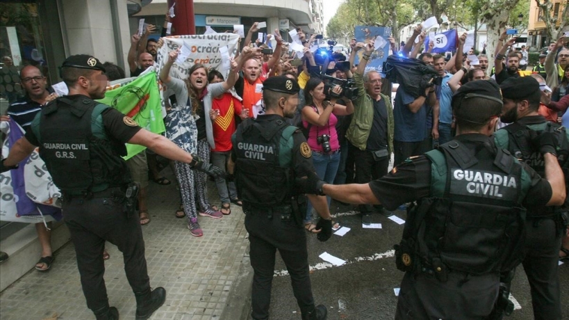 Guardias civiles ante manifestantes independentistas. Guardias civiles ante manifestantes independentistas.