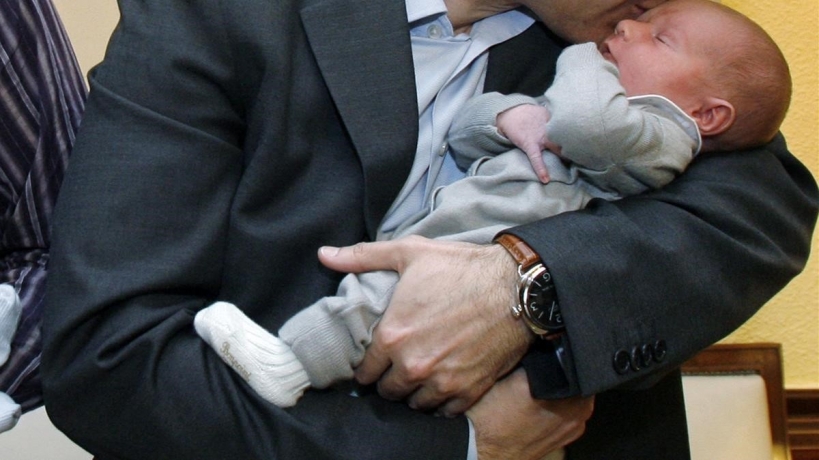 Un hombre con su bebé. Un hombre con su bebé.