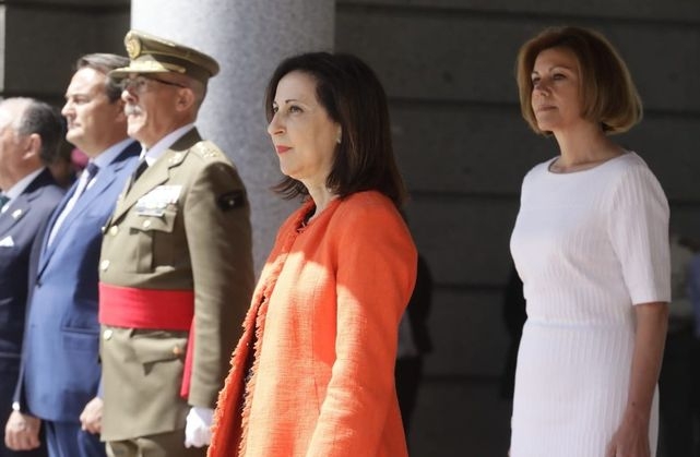La ministra de Defensa, Margarita Robles, en un acto militar junto a su predecesora en el cargo, María Dolores de Cospedal. La ministra de Defensa, Margarita Robles, en un acto militar junto a su predecesora en el cargo, María Dolores de Cospedal.