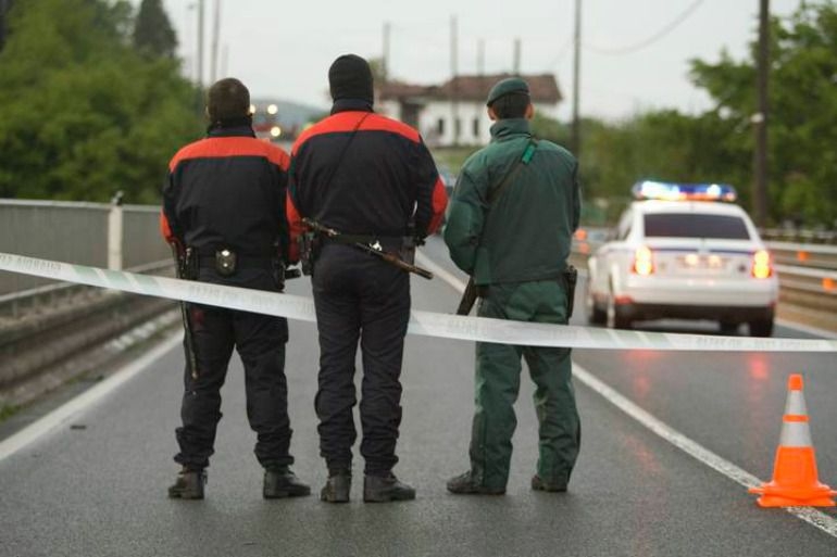 Un guardia civil junto a dos ertzainas. Un guardia civil junto a dos ertzainas.