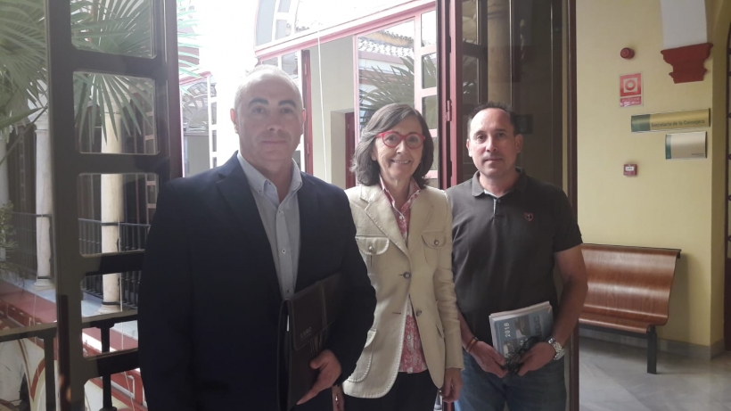La Consejera de Justicia e Interior de la Junta de Andalucía, con los representantes de AUGC. La Consejera de Justicia e Interior de la Junta de Andalucía, con los representantes de AUGC.