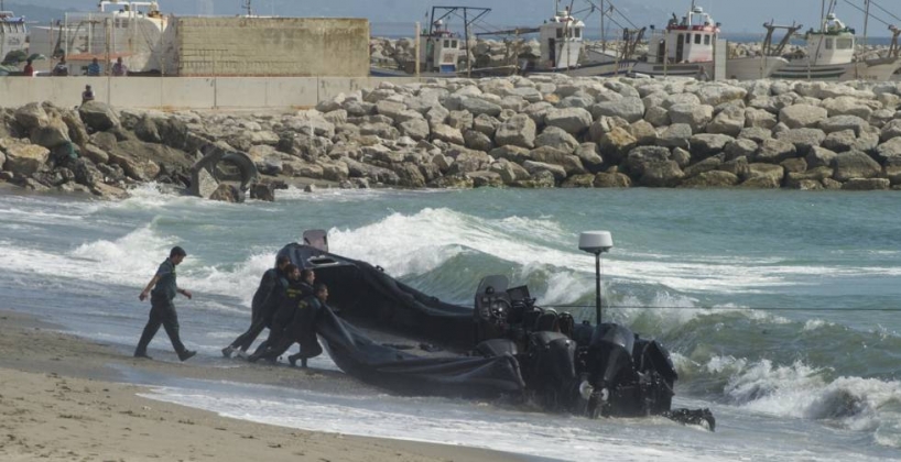 Guardias civiles empujan una lancha semirrígida utilizada por los narcos en el Estrecho. Foto: El País Guardias civiles empujan una lancha semirrígida utilizada por los narcos en el Estrecho. Foto: El País