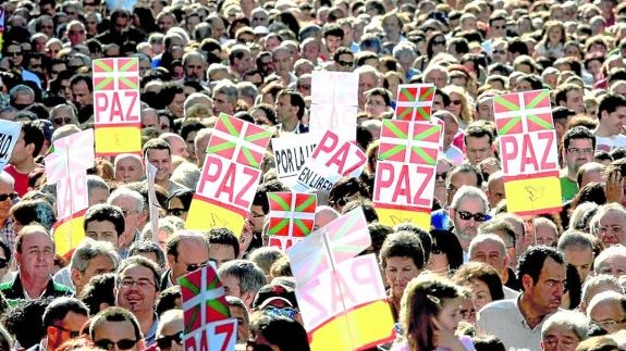 Han sido innumerables las ocasiones en que la ciudadanía se ha manifestado en contra del terrorismo, del odio y el rencor. Han sido innumerables las ocasiones en que la ciudadanía se ha manifestado en contra del terrorismo, del odio y el rencor.