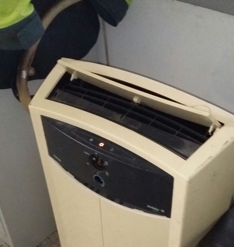 El vetusto e ineficaz aparato climatizador del Destacamento de Tráfico de Alicante. El vetusto e ineficaz aparato climatizador del Destacamento de Tráfico de Alicante.