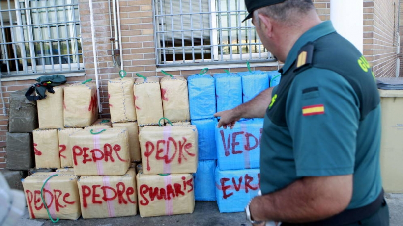 Un guardia civil señala fardos de droga incautados en Campo de Gibraltar. Foto: EFE Un guardia civil señala fardos de droga incautados en Campo de Gibraltar. Foto: EFE