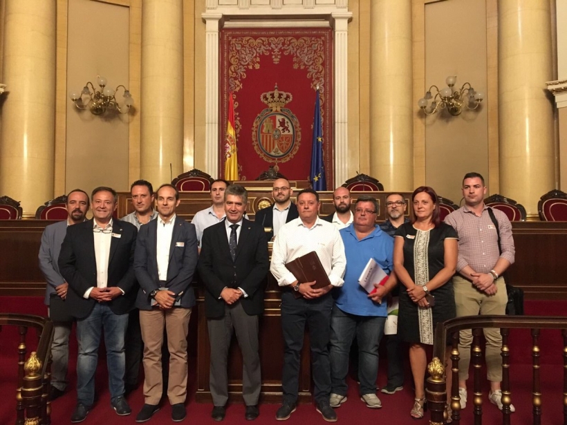 Representantes de asociaciones profesionales de la Guardia Civil y sindicatos de la Policía Nacional posan en la Cámara Alta con senadores del Grupo Popular tras la reunión. Representantes de asociaciones profesionales de la Guardia Civil y sindicatos de la Policía Nacional posan en la Cámara Alta con senadores del Grupo Popular tras la reunión.
