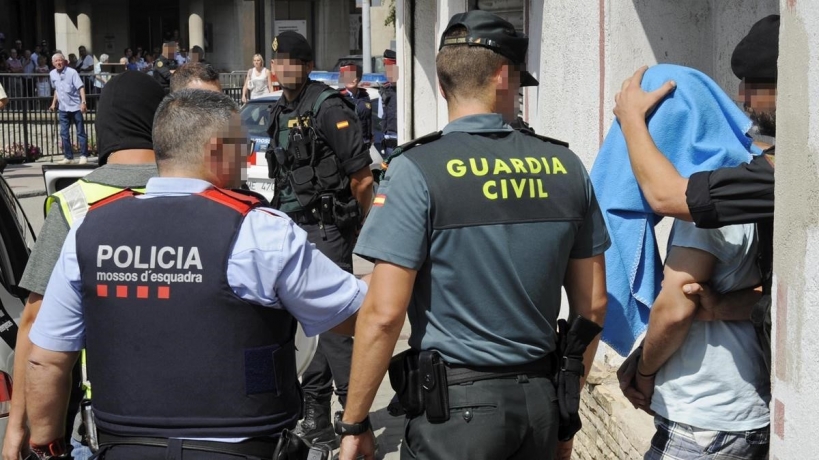 Un guardia civil junto a un mosso d'Esquada. Un guardia civil junto a un mosso d'Esquada.