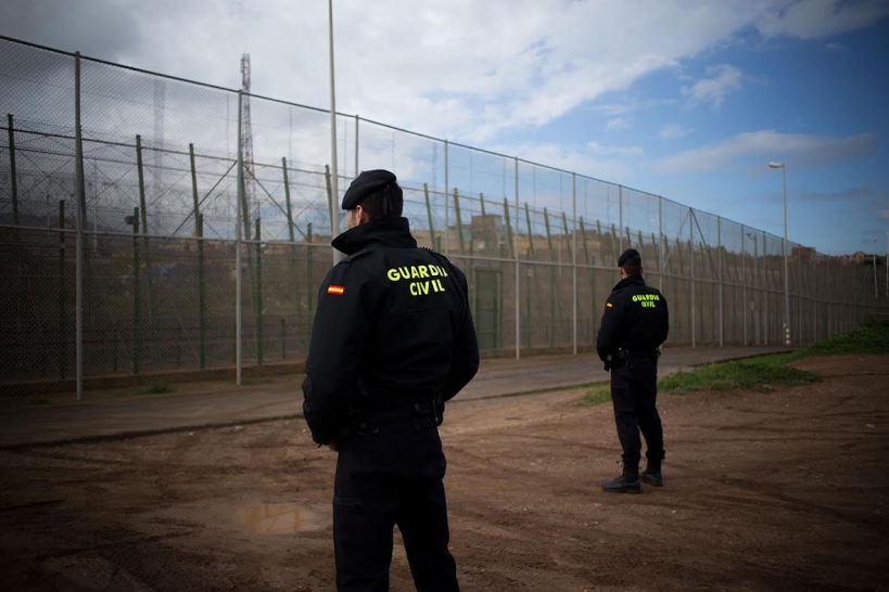 Dos guardias civiles ante la valla fronteriza de Ceuta. Foto: Jairo Vargas. Dos guardias civiles ante la valla fronteriza de Ceuta. Foto: Jairo Vargas.