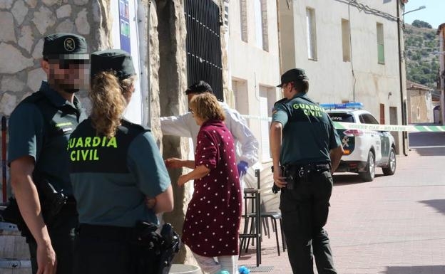 La Guardia Civil accede al bar Maribel, en el municipio vallisoletano de Castrillo-Tejeriego, donde ayer se produjo un tiroteo. / HENAR SASTRE La Guardia Civil accede al bar Maribel, en el municipio vallisoletano de Castrillo-Tejeriego, donde ayer se produjo un tiroteo. / HENAR SASTRE