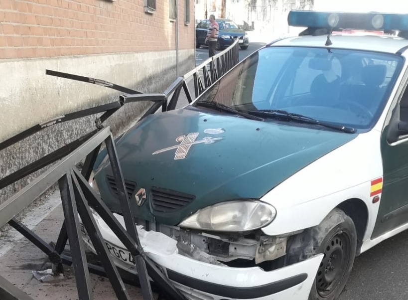 Estado del vehículo tras colisionar con la valla que separa la calzada de la acera. Estado del vehículo tras colisionar con la valla que separa la calzada de la acera.
