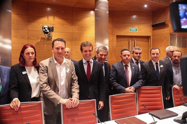 El presidente del PP, Pablo Casado, en el centro, posa con los representantes de asociaciones de guardias civiles y sindicatos de policías. El presidente del PP, Pablo Casado, en el centro, posa con los representantes de asociaciones de guardias civiles y sindicatos de policías.