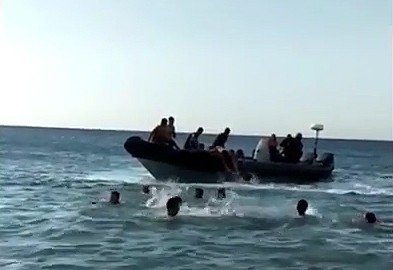 Captura del vídeo en el que los inmigrantes saltan a la playa desde una narcolancha. Captura del vídeo en el que los inmigrantes saltan a la playa desde una narcolancha.