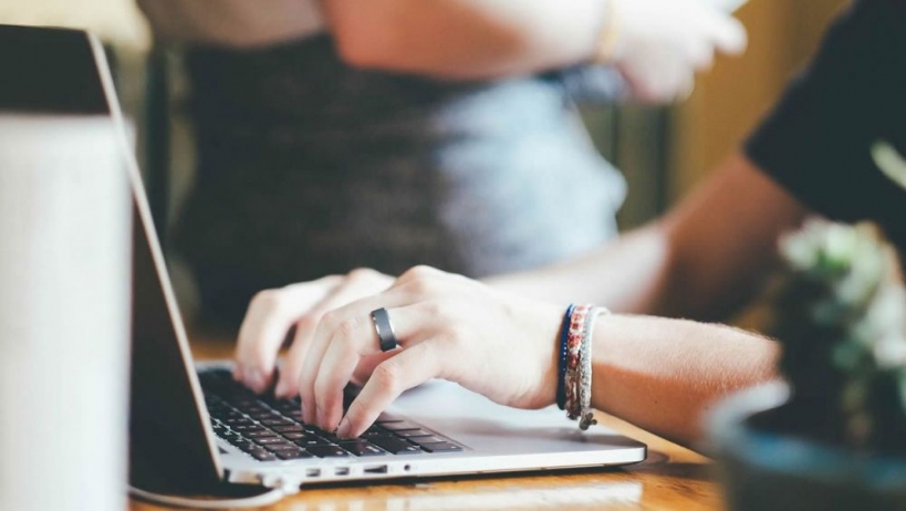 Saber obtener y manejar la información que pone a nuestro alcance Internet constituye una habilidad fundamental en nuestra sociedad actual. Saber obtener y manejar la información que pone a nuestro alcance Internet constituye una habilidad fundamental en nuestra sociedad actual.