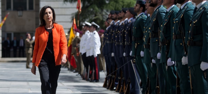 La ministra de Defensa, Margarita Robles, pasando revista. La ministra de Defensa, Margarita Robles, pasando revista.