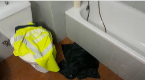 Captura de vídeo del estado de un cuarto de baño del hotel donde se alojaron los agentes. Captura de vídeo del estado de un cuarto de baño del hotel donde se alojaron los agentes.