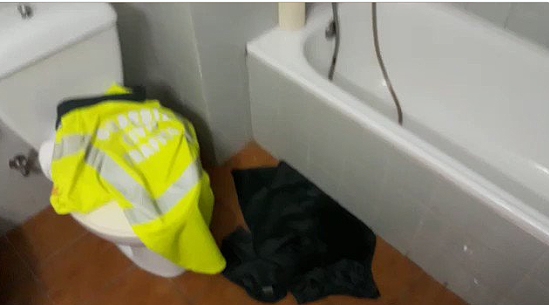 Captura de vídeo del estado de un cuarto de baño del hotel donde se alojaron los agentes. Captura de vídeo del estado de un cuarto de baño del hotel donde se alojaron los agentes.