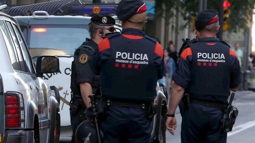 Dos mossos y un guardia civil durante una operación en Cataluña. Dos mossos y un guardia civil durante una operación en Cataluña.