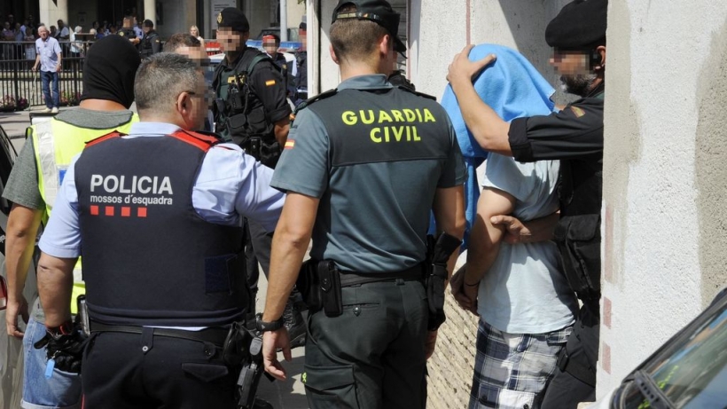 Tras la equiparación, guardias civiles y mossos d'Esquadra pasarán a cobrar lo mismo. Tras la equiparación, guardias civiles y mossos d'Esquadra pasarán a cobrar lo mismo.