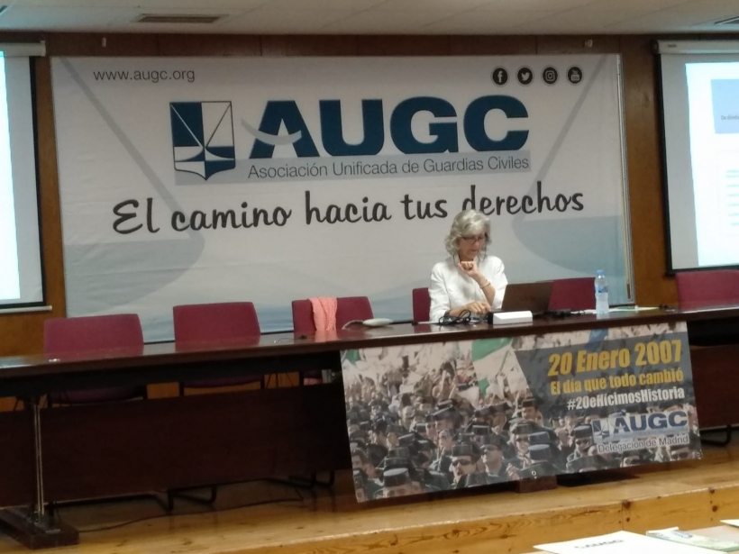 La ponente, Mercedes Bengoechea (en la imagen), destacó que la Guardia Civil no puede prescindir de la diversidad, el talento y el punto de vista que puede aportar la presencia de la mujer en la institución. La ponente, Mercedes Bengoechea (en la imagen), destacó que la Guardia Civil no puede prescindir de la diversidad, el talento y el punto de vista que puede aportar la presencia de la mujer en la institución.