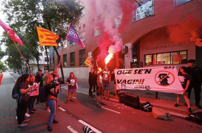 Acoso de independentistas contra un puesto de la Guardia Civil en Cataluña. Acoso de independentistas contra un puesto de la Guardia Civil en Cataluña.