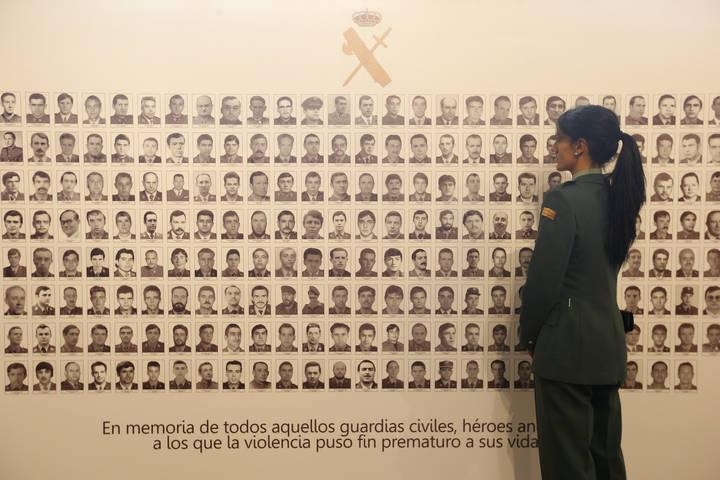 Una guardia civil observa un panel en el que se muestran los retratos de guardias civiles víctimas del terrorismo. Foto: Jesús F. Salvadores. Una guardia civil observa un panel en el que se muestran los retratos de guardias civiles víctimas del terrorismo. Foto: Jesús F. Salvadores.
