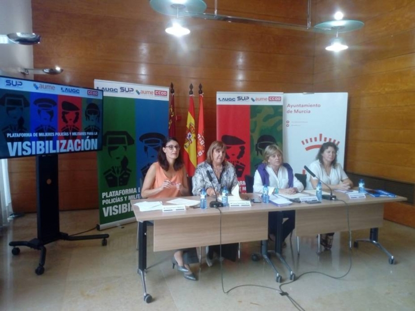 Presentación de la Plataforma esta mañana en Murcia. A la derecha de la imagen, la Secretaria de la Mujer de AUGC, Alicia Sánchez. Presentación de la Plataforma esta mañana en Murcia. A la derecha de la imagen, la Secretaria de la Mujer de AUGC, Alicia Sánchez.