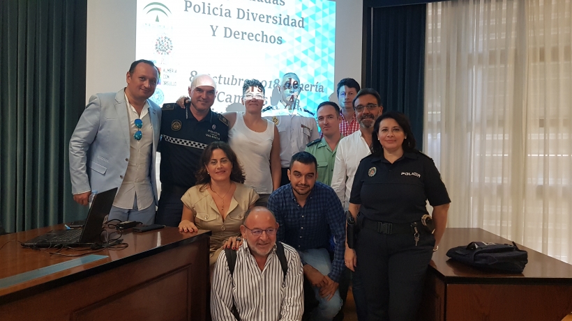 Los participantes en la Jornada posan para la foto de familia. Los participantes en la Jornada posan para la foto de familia.