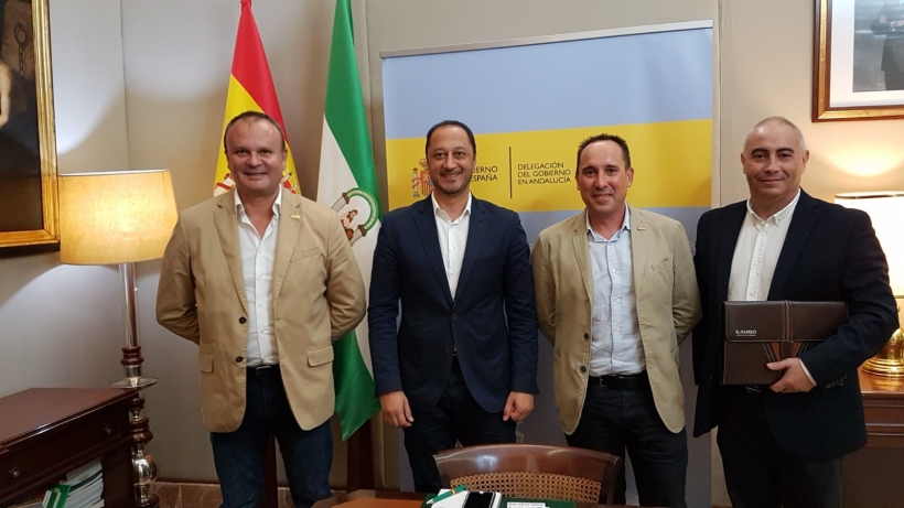Los representantes de AUGC posan con el delegado del Gobierno en Andalucía, Alfonso Rodríguez Gómez de Celis (segundo por la izquierda), tras la reunión. Los representantes de AUGC posan con el delegado del Gobierno en Andalucía, Alfonso Rodríguez Gómez de Celis (segundo por la izquierda), tras la reunión.