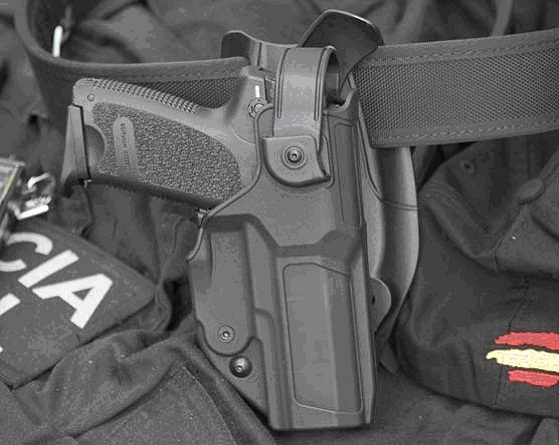 Contar con una funda antihurto reduciría el riesgo de situaciones como la que llevó al asesinato del guardia civil de Granada. Contar con una funda antihurto reduciría el riesgo de situaciones como la que llevó al asesinato del guardia civil de Granada.
