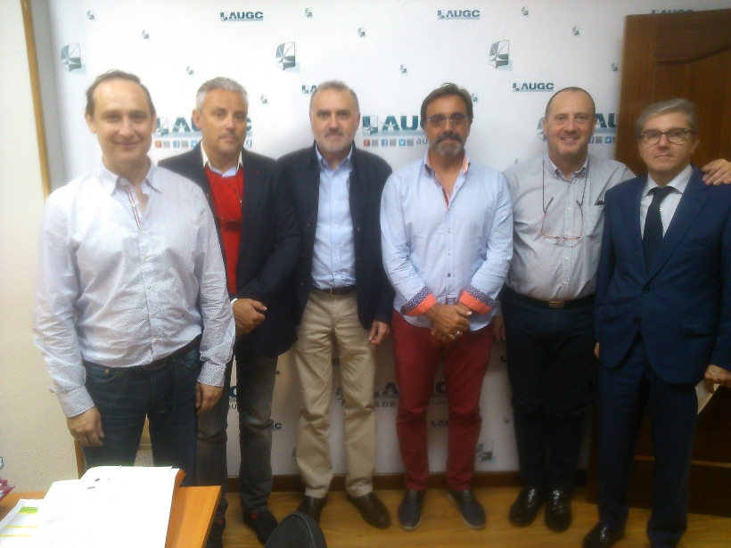 Los responsables de la nueva comisión posan con miembros de la JDN de AUGC. Los responsables de la nueva comisión posan con miembros de la JDN de AUGC.