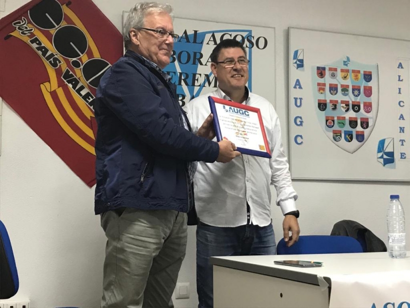 Durante el acto se ha realizado una emotiva distinción a José Francisco Hernández Barraquel, quien deja la secretaría general provincial, por todos los años que ha estado al frente de la Delegación de AUGC-Alicante, en la lucha por los derechos de los Gua Durante el acto se ha realizado una emotiva distinción a José Francisco Hernández Barraquel, quien deja la secretaría general provincial, por todos los años que ha estado al frente de la Delegación de AUGC-Alicante, en la lucha por los derechos de los Gua