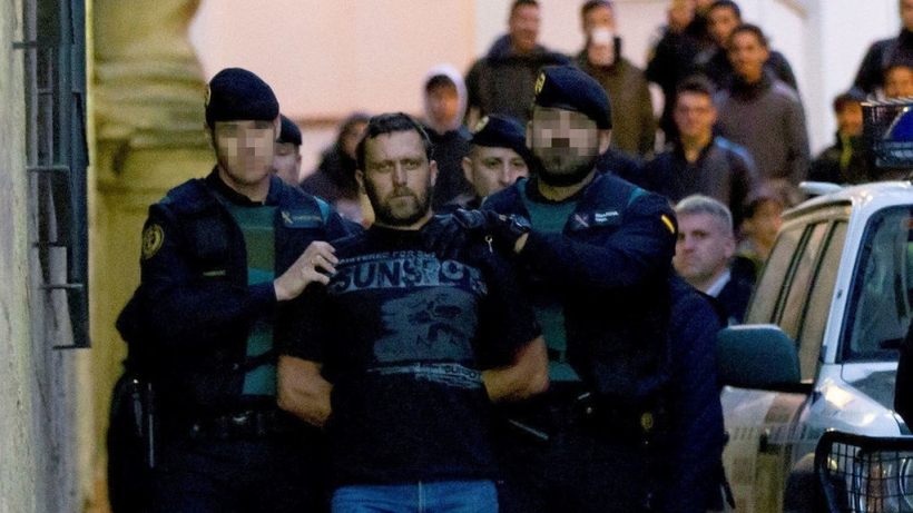 Igor el ruso, conducido por dos guardias civiles a su salida de los juzgados de Alcañiz (Teruel). AUGC está personada como acusación particular por el crimen que costó la vida a dos agentes y un ganadero. Igor el ruso, conducido por dos guardias civiles a su salida de los juzgados de Alcañiz (Teruel). AUGC está personada como acusación particular por el crimen que costó la vida a dos agentes y un ganadero.