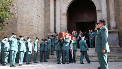 Compañeros de Juan Francisco Lozano portan su féretro a la salida del funeral celebrado en la parroquia de Don Benito (Badajoz), de donde era originario. Compañeros de Juan Francisco Lozano portan su féretro a la salida del funeral celebrado en la parroquia de Don Benito (Badajoz), de donde era originario.
