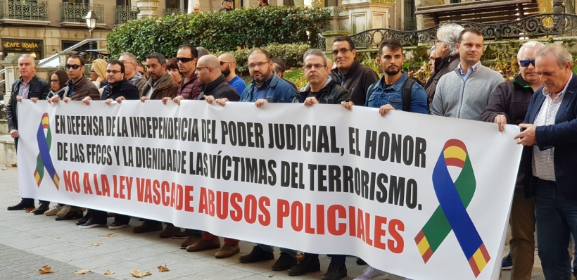 Los representantes de asociaciones de la Guardia Civil y sindicatos de la Policía Nacional, tras la pancarta con la que se han concentrado esta mañana. Los representantes de asociaciones de la Guardia Civil y sindicatos de la Policía Nacional, tras la pancarta con la que se han concentrado esta mañana.