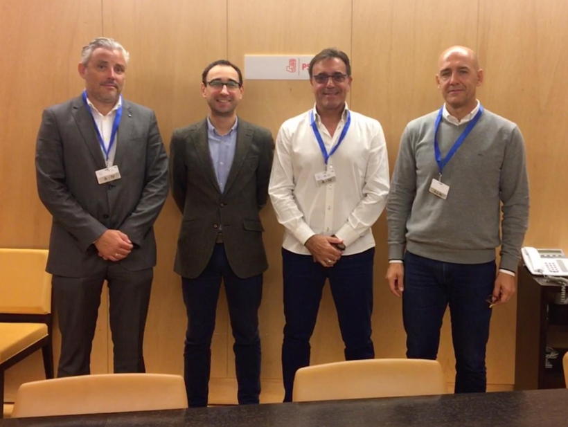 Los representantes de AUCG con el portavoz del Grupo Socialista (segundo por la izquierda). Los representantes de AUCG con el portavoz del Grupo Socialista (segundo por la izquierda).