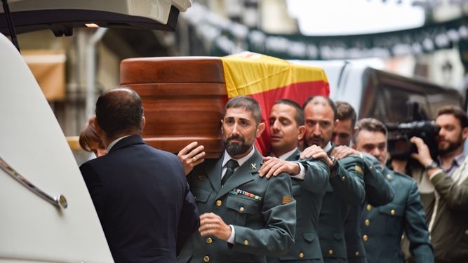 El féretro de José Manuel Arcos, transportado por sus compañeros. El féretro de José Manuel Arcos, transportado por sus compañeros.