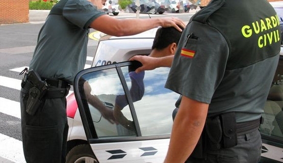La dotación de fundas antiextracción aumentaría la seguridad de los agentes y del resto de ciudadanos. La dotación de fundas antiextracción aumentaría la seguridad de los agentes y del resto de ciudadanos.