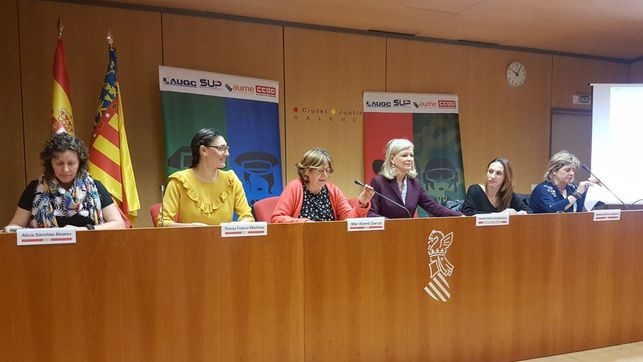 Las representantes de asociaciones y sindicatos, durante la presentación en Valencia. A la izquierda, la secretaria nacional de Igualdad de AUGC, Alicia Sánchez. Las representantes de asociaciones y sindicatos, durante la presentación en Valencia. A la izquierda, la secretaria nacional de Igualdad de AUGC, Alicia Sánchez.
