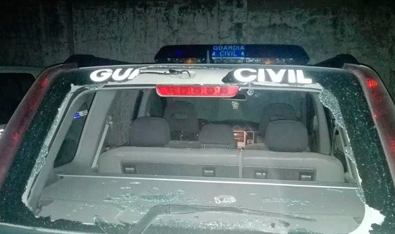 Vehículo dañado por agresores en Bujalance Vehículo dañado por agresores en Bujalance